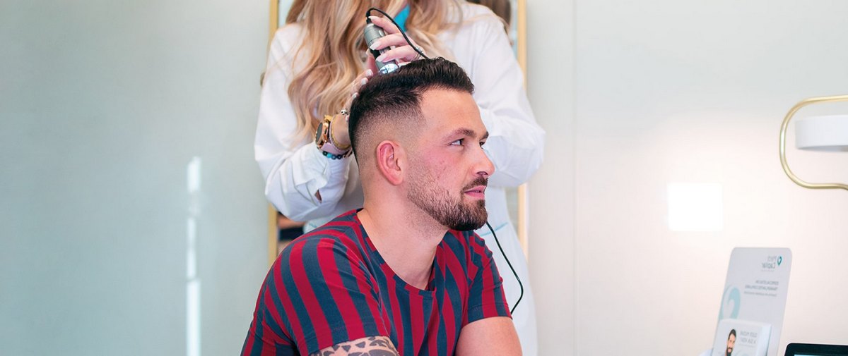 Paciente a realizar uma avaliação capilar com recurso a um dermatoscópio